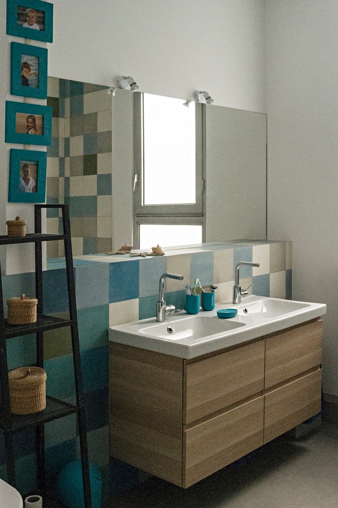 Идея дизайна: ванная комната среднего размера в стиле неоклассика (современная классика) с плоскими фасадами, светлыми деревянными фасадами, синей плиткой, цементной плиткой, полом из керамической плитки, душевой кабиной, белыми стенами и накладной раковиной