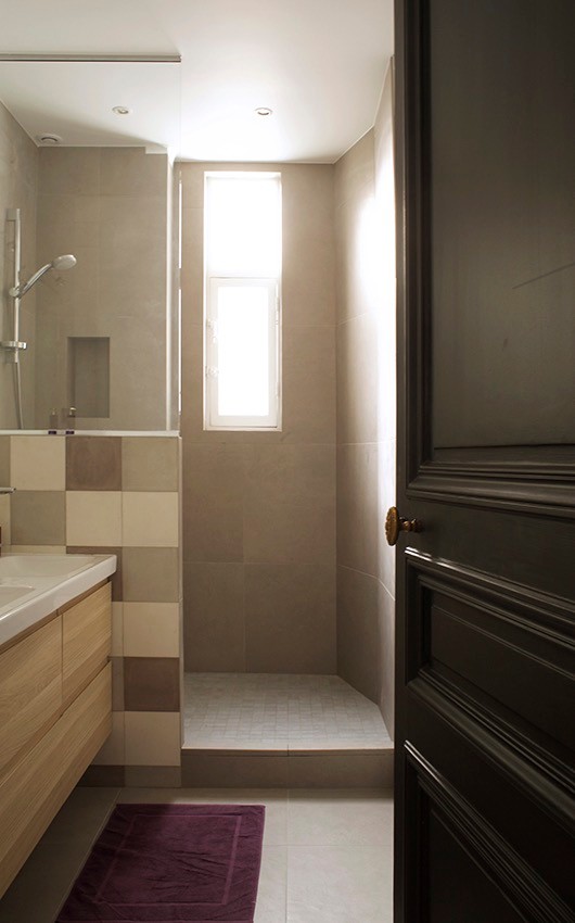 Modern inredning av ett litet badrum med dusch, med beige kakel, cementkakel, beige väggar, klinkergolv i keramik, ett konsol handfat och en dusch i en alkov