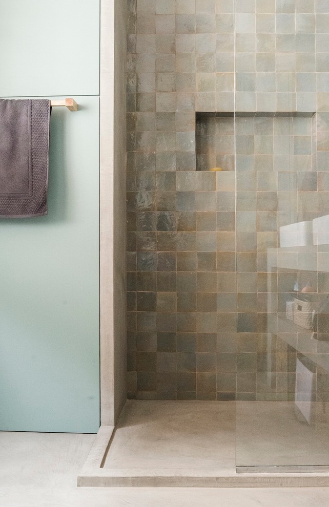 Ispirazione per una stanza da bagno con doccia design di medie dimensioni con nessun'anta, piastrelle beige, top in cemento, doccia ad angolo, piastrelle in terracotta, pareti multicolore e pavimento in cemento