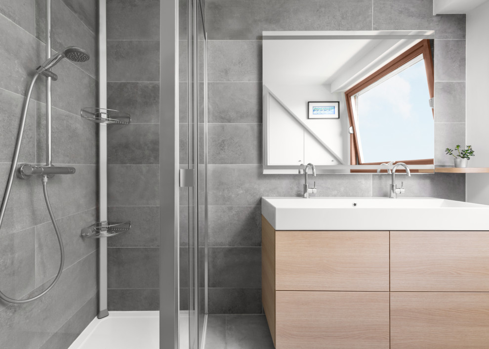 Idéer för att renovera ett mellanstort funkis en-suite badrum, med en kantlös dusch, en vägghängd toalettstol, cementkakel, grå väggar, klinkergolv i keramik, ett konsol handfat, grått golv och dusch med skjutdörr