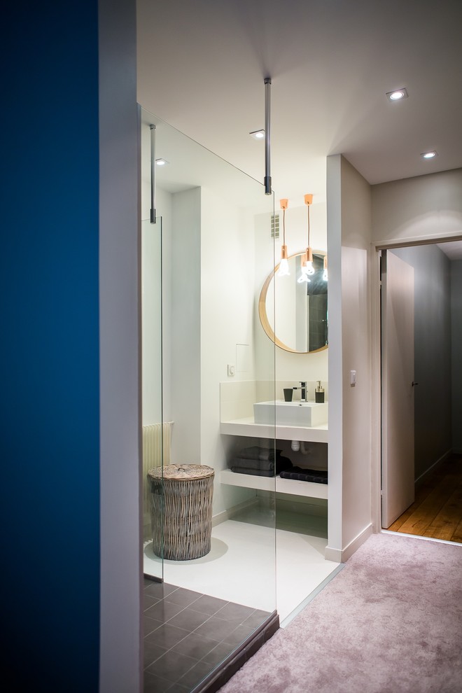 Foto de cuarto de baño contemporáneo pequeño con lavabo sobreencimera, ducha esquinera, paredes blancas, aseo y ducha, armarios abiertos y puertas de armario blancas