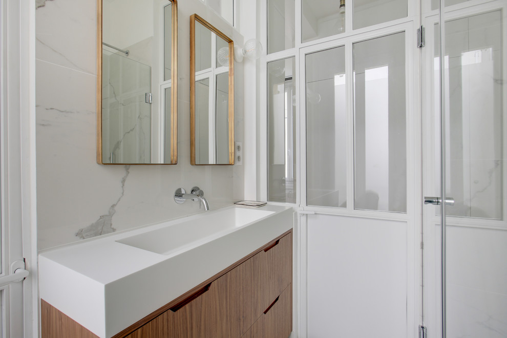 Aménagement d'une salle de bain principale classique de taille moyenne avec un placard à porte affleurante, des portes de placard marrons, une douche d'angle, WC à poser, un sol en marbre et un lavabo intégré.
