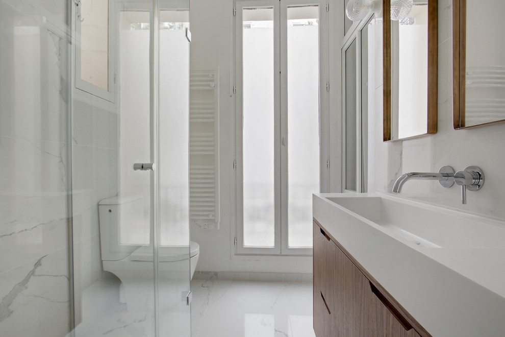 Idées déco pour une salle de bain principale classique de taille moyenne avec un placard à porte affleurante, des portes de placard marrons, une douche d'angle, WC à poser, un sol en marbre et un lavabo intégré.