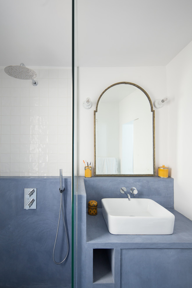 Idéer för att renovera ett litet blå blått badrum med dusch, med en kantlös dusch, vit kakel, vita väggar, betonggolv, bänkskiva i betong, blått golv och med dusch som är öppen