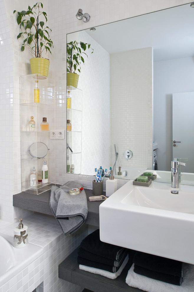 Bathroom - contemporary bathroom idea in Paris