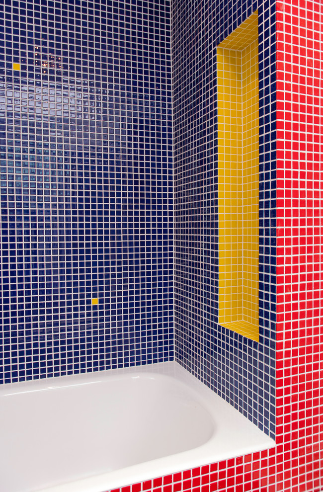 Kleines Modernes Kinderbad mit Einbaubadewanne, Duschbadewanne, blauen Fliesen, Keramikfliesen, weißer Wandfarbe, Vinylboden, Unterbauwaschbecken, gefliestem Waschtisch, grauem Boden und offener Dusche in Paris