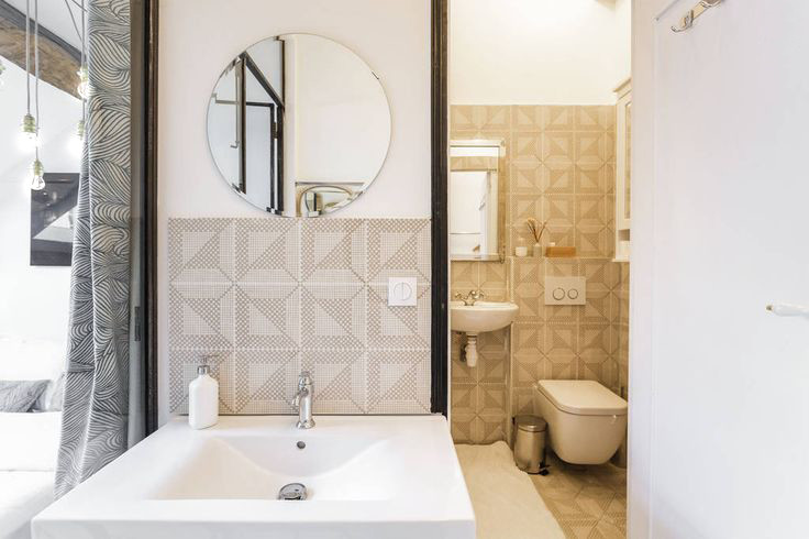 パリにある北欧スタイルのおしゃれな浴室の写真