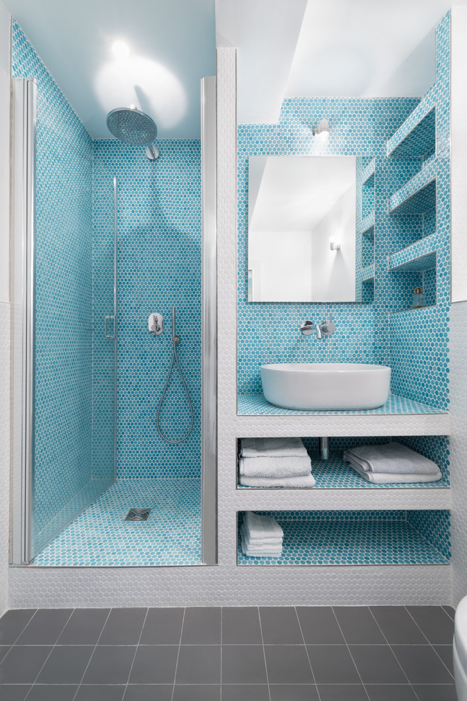 Mittelgroßes Klassisches Duschbad mit Aufsatzwaschbecken, weißen Fliesen, blauen Fliesen, Mosaikfliesen, weißer Wandfarbe, offenen Schränken und Duschnische in Paris
