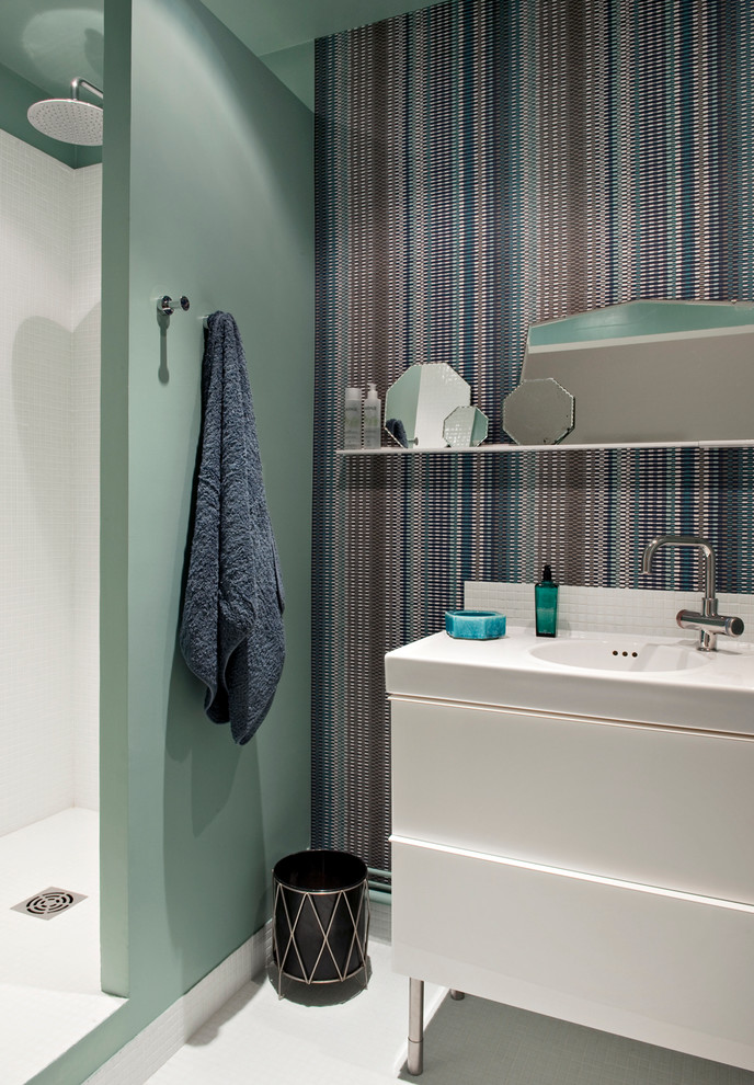 Foto di una stanza da bagno con doccia minimal con ante lisce, ante bianche, doccia aperta, pareti multicolore, lavabo integrato e doccia aperta