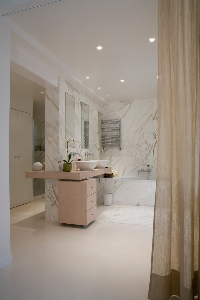Aménagement d'une grande salle de bain principale contemporaine avec une baignoire posée, un mur multicolore et une vasque.