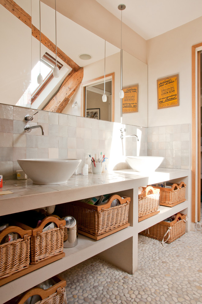 Idées déco pour une salle de bain contemporaine de taille moyenne avec une vasque, un placard sans porte, des portes de placard beiges, un carrelage blanc, mosaïque, un mur beige et un sol en galet.