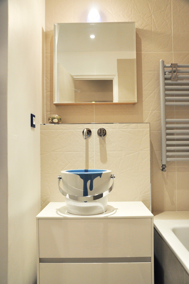 Пример оригинального дизайна: главная ванная комната в современном стиле с белыми фасадами, накладной ванной, бежевой плиткой, бежевыми стенами и настольной раковиной