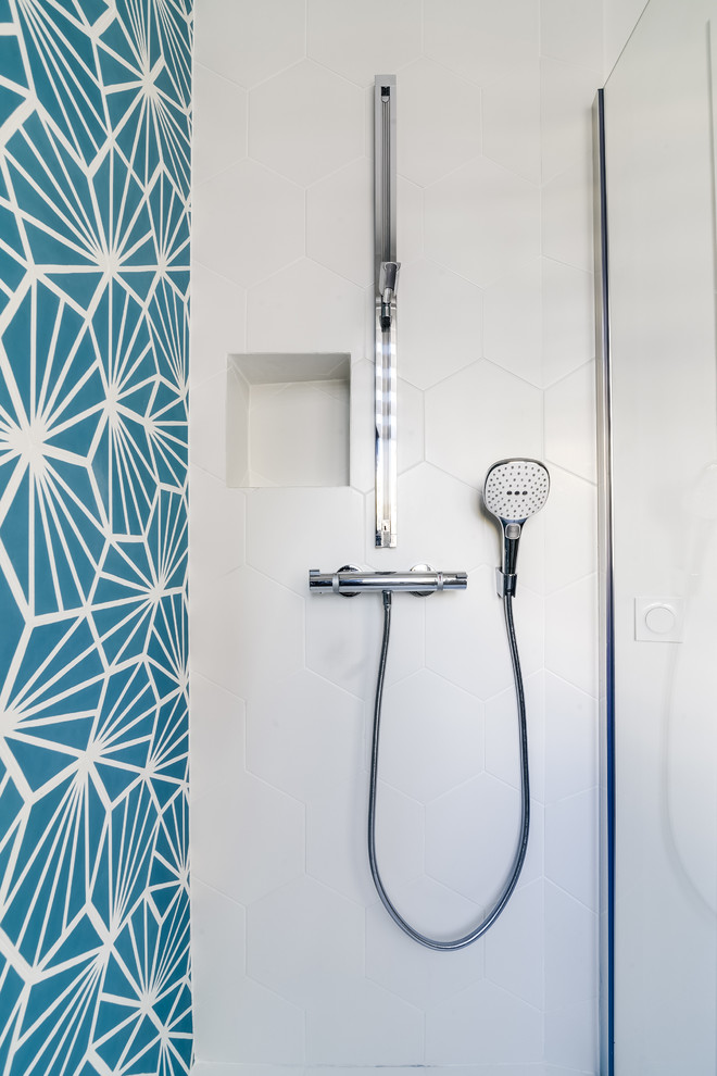 Foto de cuarto de baño azulejo de dos tonos escandinavo