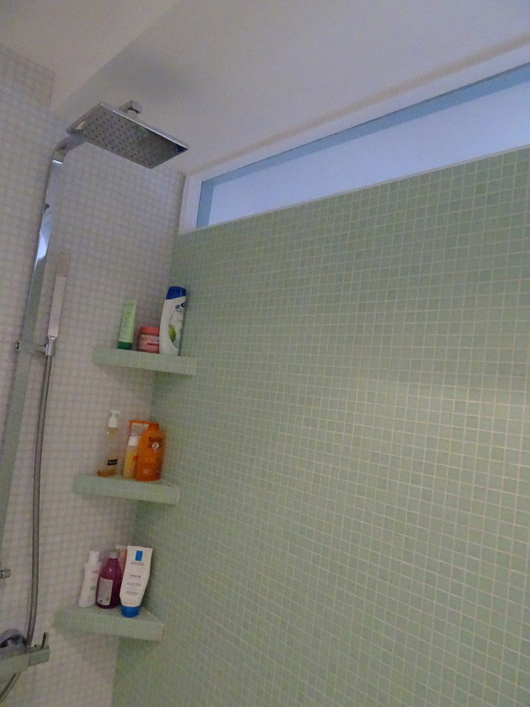 Стильный дизайн: ванная комната среднего размера в современном стиле - последний тренд