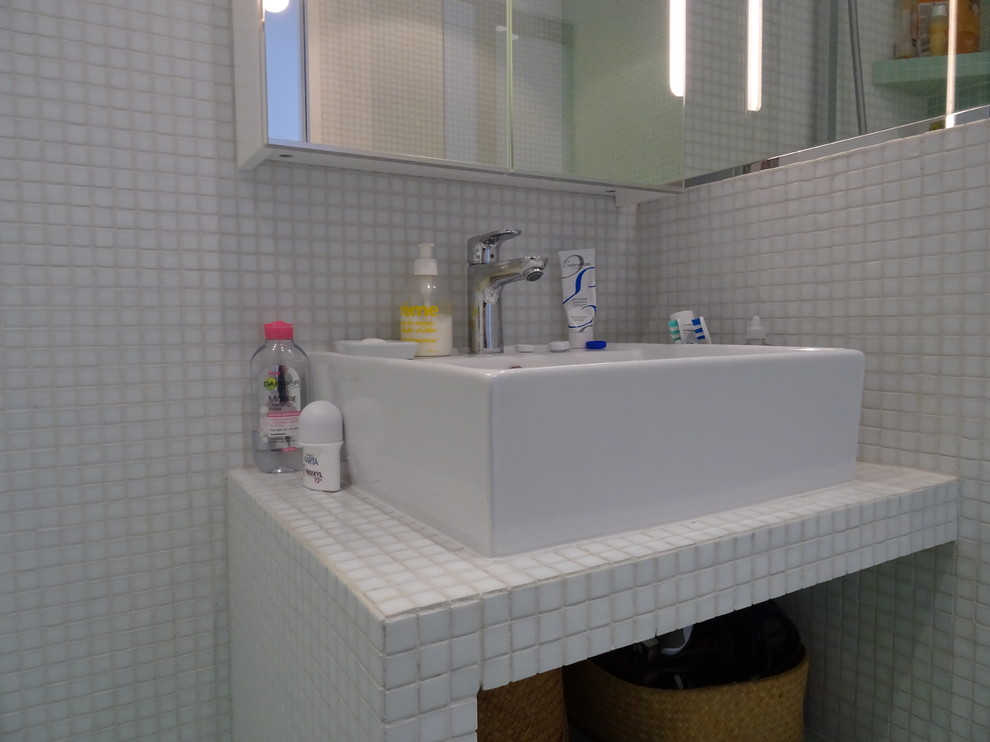 Kleines Modernes Badezimmer in Paris