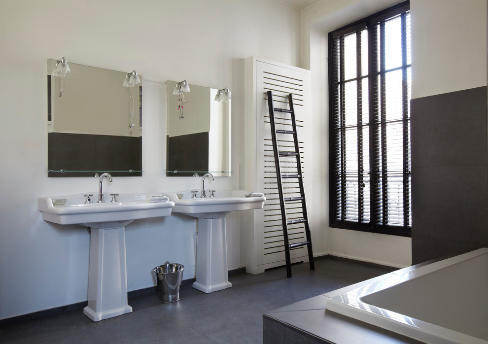 Modernes Badezimmer En Suite mit Sockelwaschbecken, Einbaubadewanne und weißer Wandfarbe in Paris