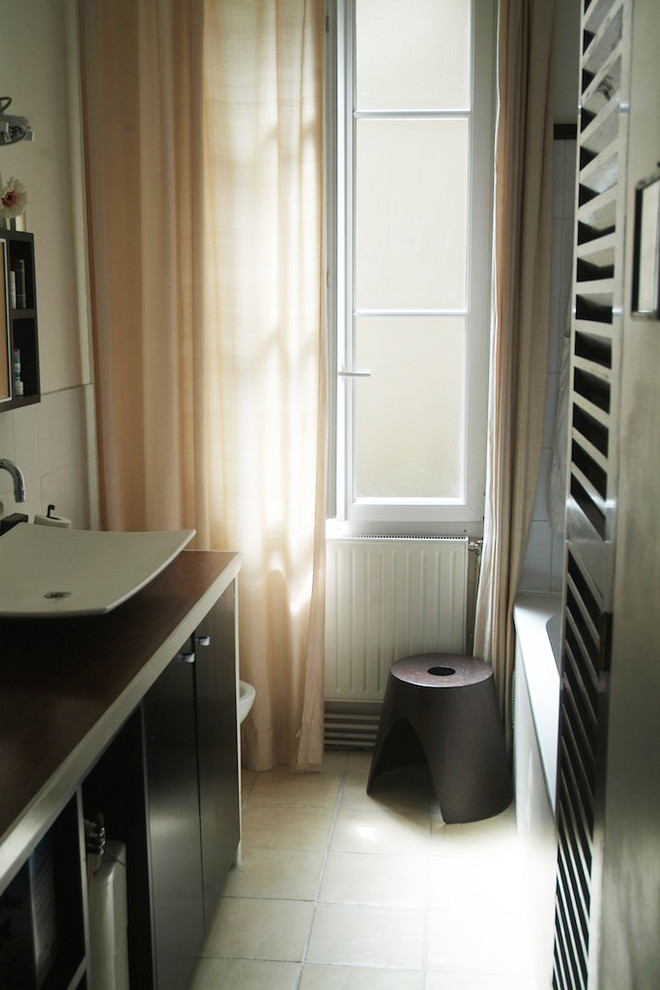 Contemporary bathroom in Paris.