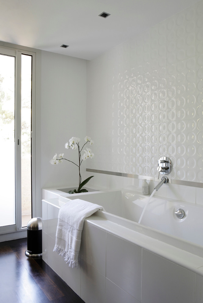 Idéer för mellanstora funkis en-suite badrum, med ett platsbyggt badkar, vit kakel, vita väggar och mörkt trägolv