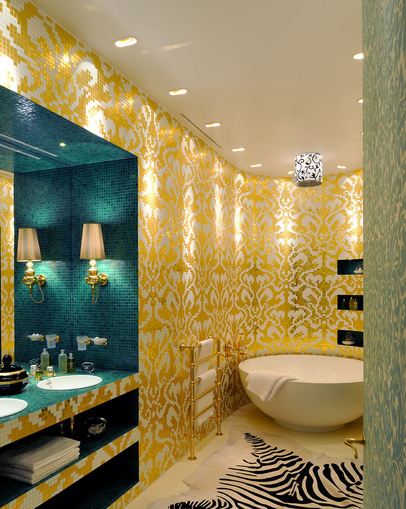 Idées déco pour une salle de bain principale contemporaine avec un lavabo posé, un plan de toilette en carrelage, une baignoire indépendante, un carrelage jaune, carrelage en métal, un mur multicolore et un plan de toilette turquoise.