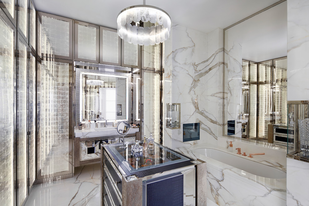 Bild på ett funkis en-suite badrum, med ett undermonterat badkar, vit kakel, marmorkakel, vita väggar, marmorgolv, marmorbänkskiva och vitt golv