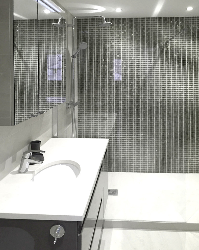 Exemple d'une petite salle de bain principale tendance avec une douche à l'italienne, un mur gris, un sol en carrelage de céramique, un lavabo intégré, un sol blanc et aucune cabine.