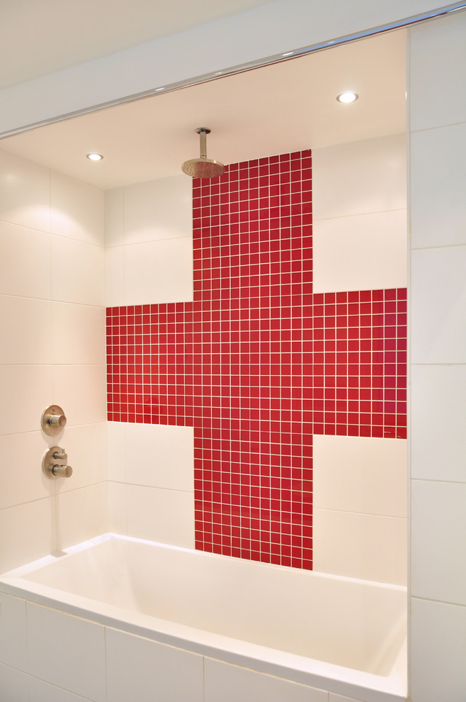 Inspiration för moderna en-suite badrum, med ett badkar i en alkov, röd kakel, mosaik, vita väggar, klinkergolv i keramik och ett avlångt handfat