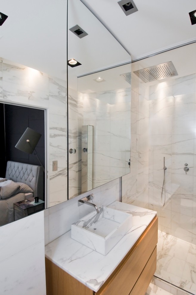 Modernes Badezimmer in Paris