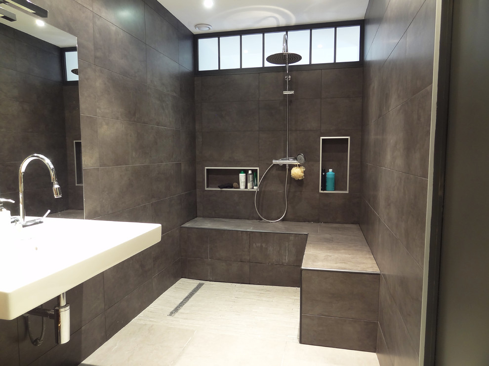 Modelo de cuarto de baño moderno de tamaño medio con ducha empotrada, baldosas y/o azulejos grises, baldosas y/o azulejos de cerámica, paredes grises, aseo y ducha y lavabo suspendido