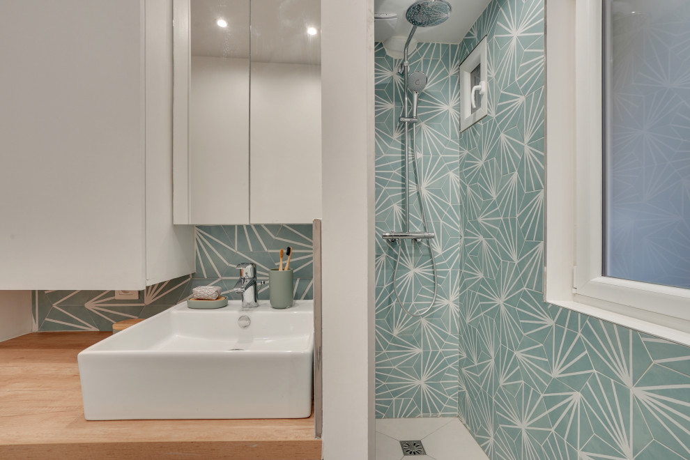 На фото: маленькая ванная комната в стиле модернизм с открытым душем, зеленой плиткой, цементной плиткой, полом из цементной плитки, душевой кабиной, настольной раковиной, столешницей из ламината, серым полом и открытым душем для на участке и в саду