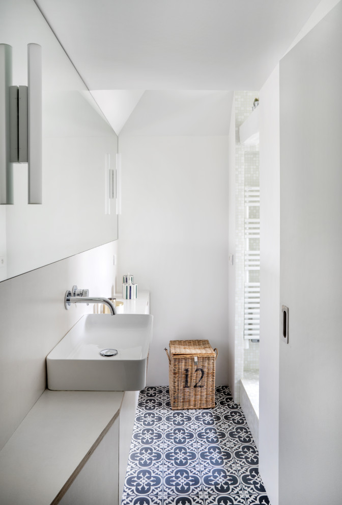 Modernes Badezimmer mit flächenbündigen Schrankfronten, weißen Schränken, Duschnische, weißer Wandfarbe, Aufsatzwaschbecken, schwarzem Boden, weißer Waschtischplatte, Einzelwaschbecken, schwebendem Waschtisch und gewölbter Decke in Paris