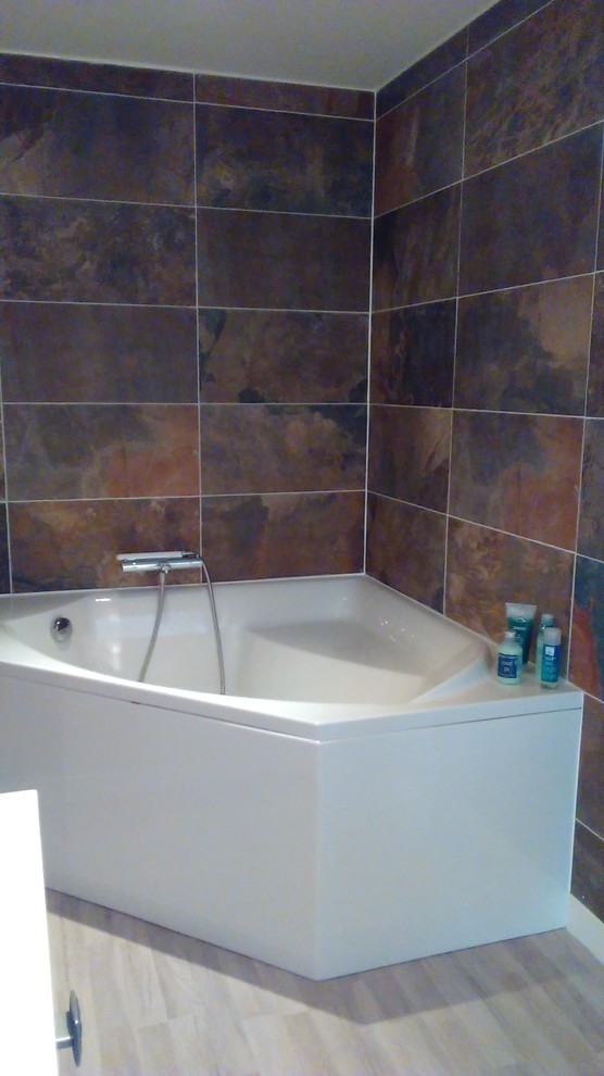 Стильный дизайн: главная ванная комната среднего размера в современном стиле с черными фасадами, угловой ванной, коричневой плиткой, каменной плиткой, бежевыми стенами, полом из линолеума и раковиной с пьедесталом - последний тренд