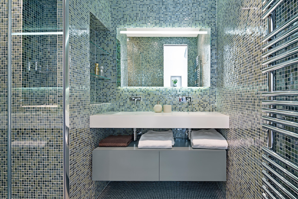 Ispirazione per una grande stanza da bagno con doccia contemporanea con ante lisce, ante grigie, piastrelle multicolore, piastrelle a mosaico, pareti multicolore e lavabo integrato