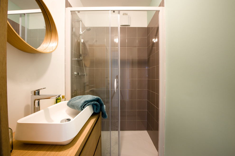 Aménagement d'une petite salle d'eau contemporaine avec un carrelage gris, un mur vert, carreaux de ciment au sol, un lavabo posé, un plan de toilette en stratifié, un sol gris et une cabine de douche à porte coulissante.