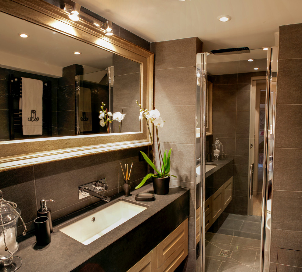 Aménagement d'une petite salle de bain principale contemporaine en bois clair avec un placard à porte affleurante, parquet clair et un plan de toilette en granite.