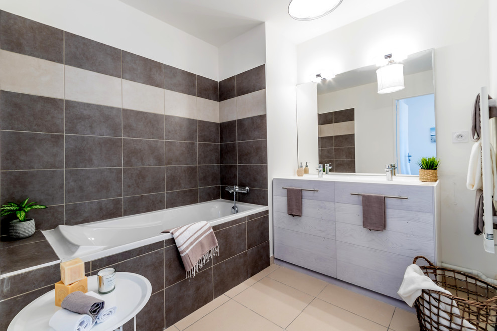 Стильный дизайн: главная ванная комната среднего размера в классическом стиле с фасадами островного типа, серыми фасадами, полновстраиваемой ванной, серой плиткой, керамической плиткой и настольной раковиной - последний тренд