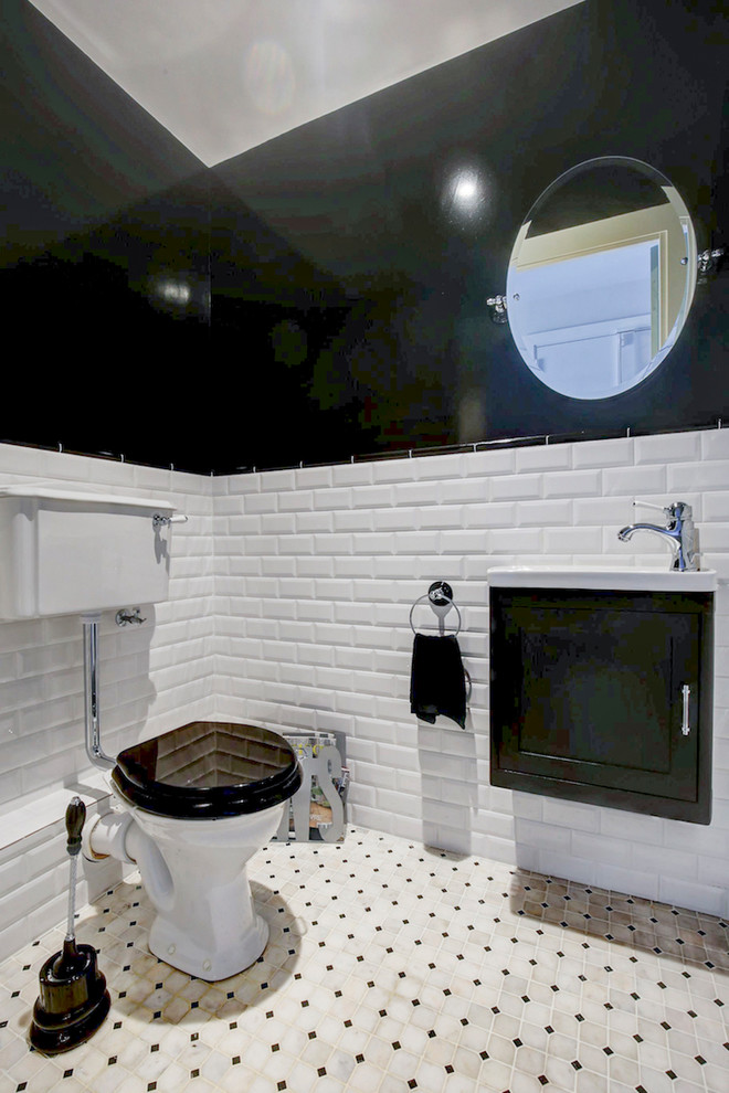 Idéer för att renovera ett stort 60 tals vit vitt en-suite badrum, med släta luckor, svarta skåp, ett badkar med tassar, en kantlös dusch, en toalettstol med separat cisternkåpa, vit kakel, tunnelbanekakel, vita väggar, marmorgolv, ett konsol handfat, marmorbänkskiva, vitt golv och dusch med gångjärnsdörr