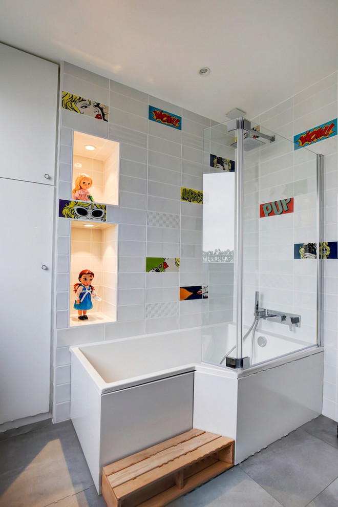 Idéer för funkis badrum, med släta luckor, vita skåp, ett platsbyggt badkar, en dusch/badkar-kombination, flerfärgad kakel, vit kakel, vita väggar, grått golv och med dusch som är öppen