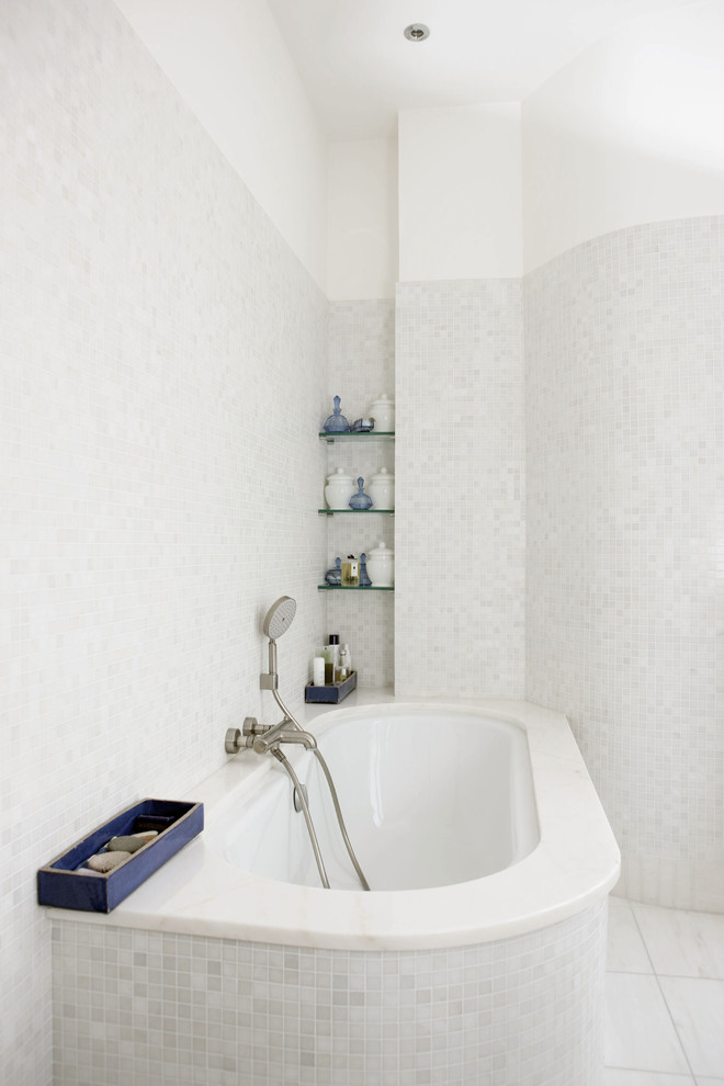 Réalisation d'une salle de bain principale design de taille moyenne avec une baignoire posée, un carrelage beige, un carrelage gris et un mur gris.