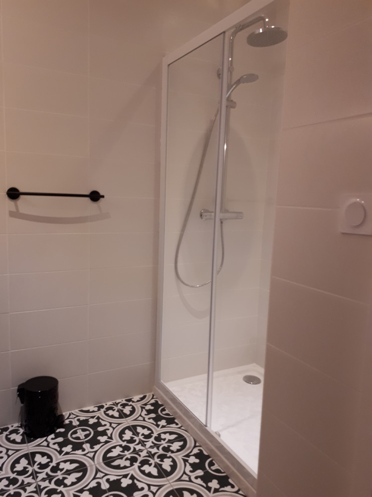 Foto de cuarto de baño principal nórdico de tamaño medio con ducha a ras de suelo, baldosas y/o azulejos beige, suelo de azulejos de cemento y suelo negro