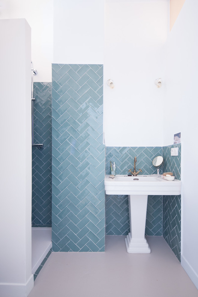 Свежая идея для дизайна: главная ванная комната среднего размера в современном стиле с душем без бортиков, синей плиткой, удлиненной плиткой, белыми стенами, раковиной с пьедесталом, серым полом и открытым душем - отличное фото интерьера