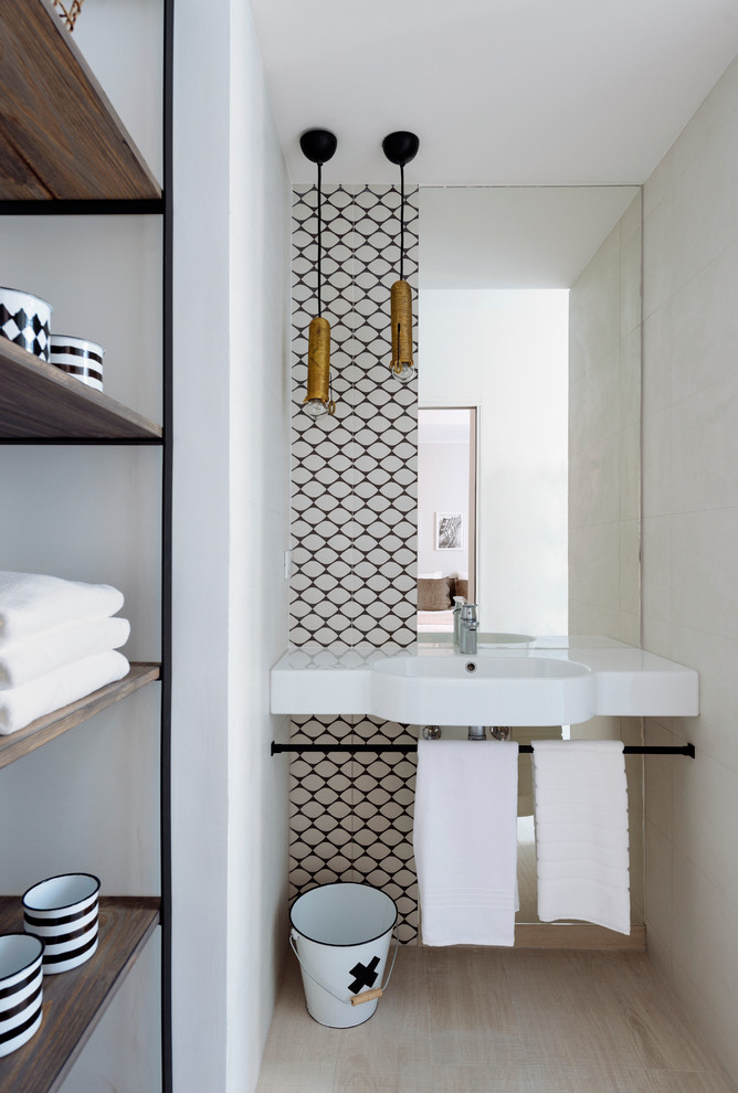 Foto de cuarto de baño actual con paredes blancas, suelo de madera clara, aseo y ducha, lavabo suspendido y suelo beige