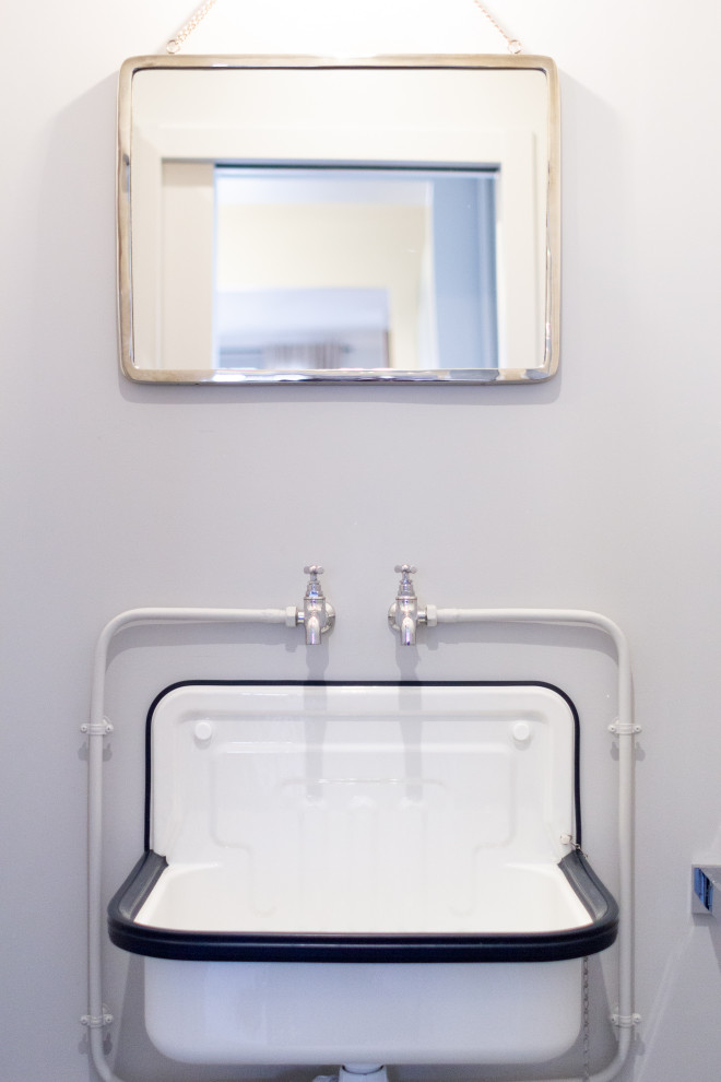 Inspiration pour une salle de bain principale de taille moyenne avec des portes de placard bleues, une baignoire encastrée, WC suspendus, un carrelage bleu, des carreaux de céramique, un mur bleu, un lavabo posé, un plan de toilette en carrelage, un sol beige, un plan de toilette bleu et meuble simple vasque.