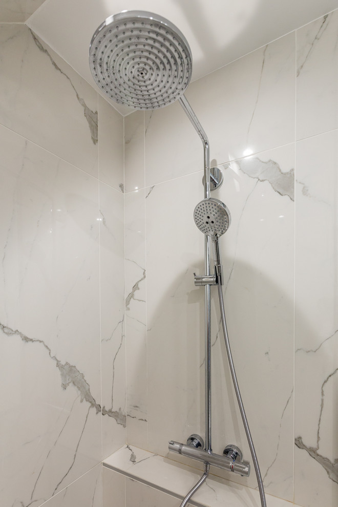Immagine di una piccola stanza da bagno padronale contemporanea con doccia a filo pavimento, piastrelle bianche, piastrelle di marmo, pareti bianche, pavimento in marmo, lavabo rettangolare, porta doccia a battente e top bianco
