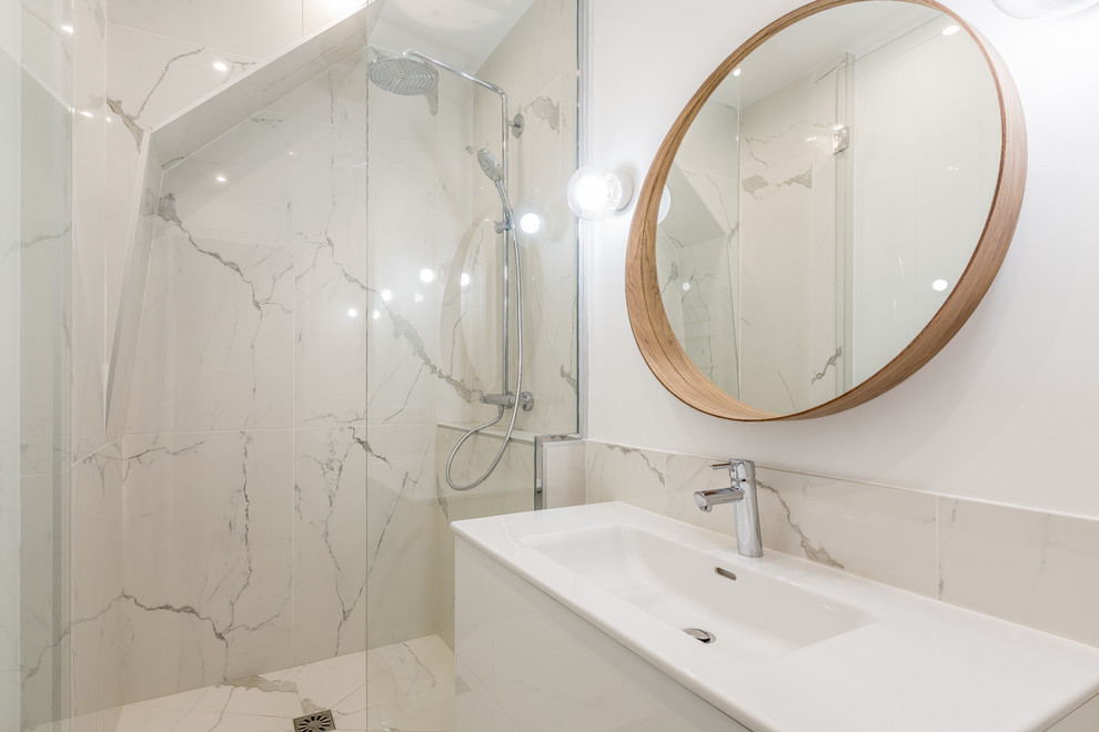 Inspiration pour une petite salle de bain principale design avec une douche à l'italienne, un carrelage blanc, du carrelage en marbre, un mur blanc, un sol en marbre, un sol blanc et un plan de toilette blanc.