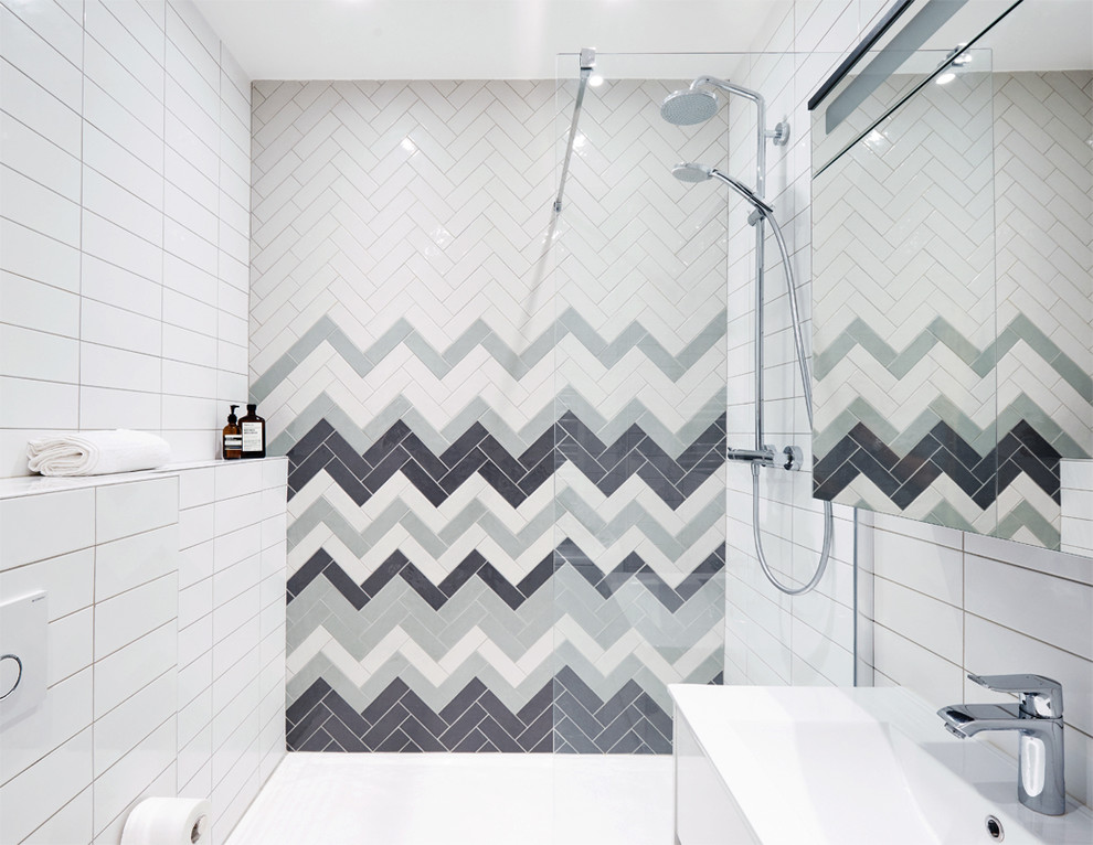Idéer för att renovera ett mellanstort funkis en-suite badrum, med ett badkar i en alkov, en dusch/badkar-kombination, grå kakel, flerfärgad kakel, vit kakel, ett integrerad handfat, tunnelbanekakel, vita väggar och med dusch som är öppen