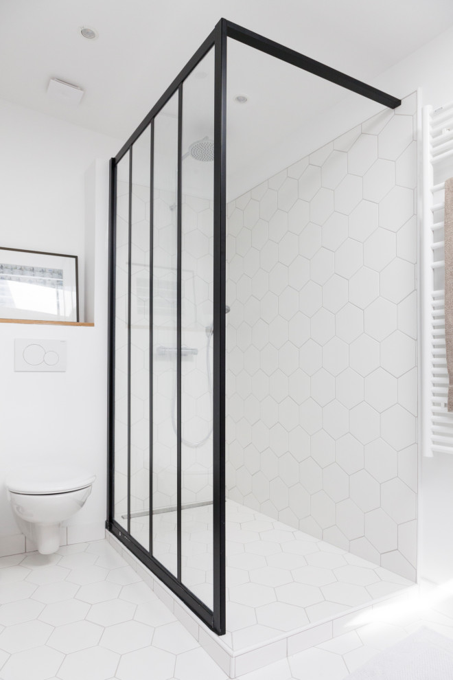 На фото: ванная комната среднего размера в современном стиле с открытым душем, инсталляцией, белой плиткой, полом из керамической плитки, душевой кабиной, столешницей из плитки, белым полом, белой столешницей и нишей с