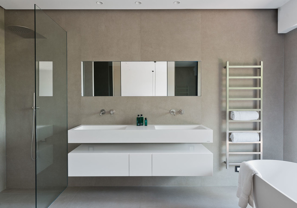 Photo of a modern bathroom in Nice with a built-in shower, grey walls, a wall-mounted sink, grey floors and an open shower.