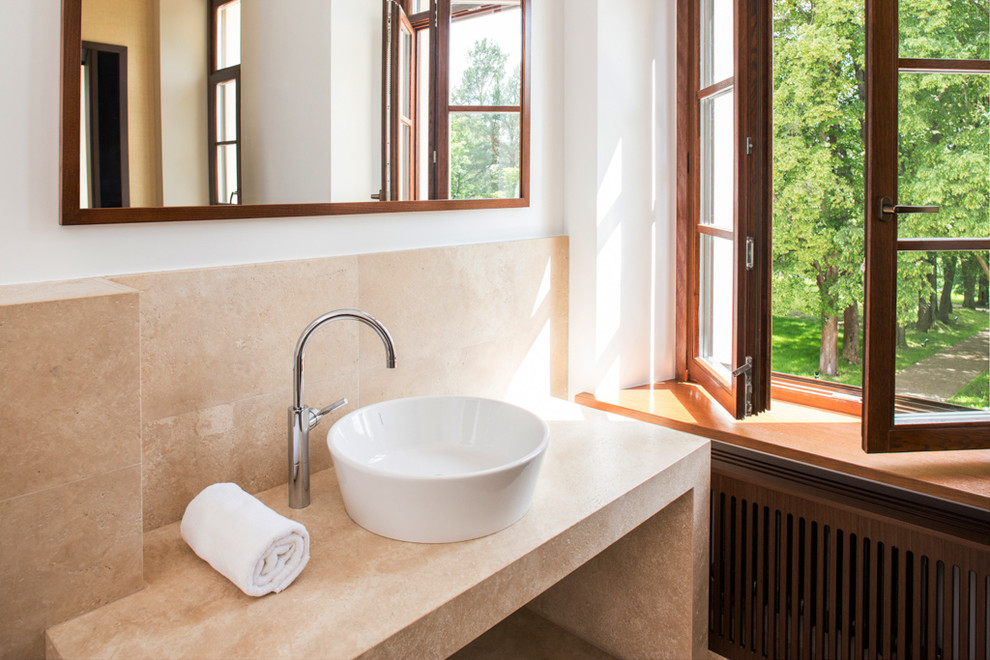 Esempio di una stanza da bagno con doccia contemporanea con pareti bianche, pavimento in marmo, top in marmo, piastrelle beige e lavabo a bacinella