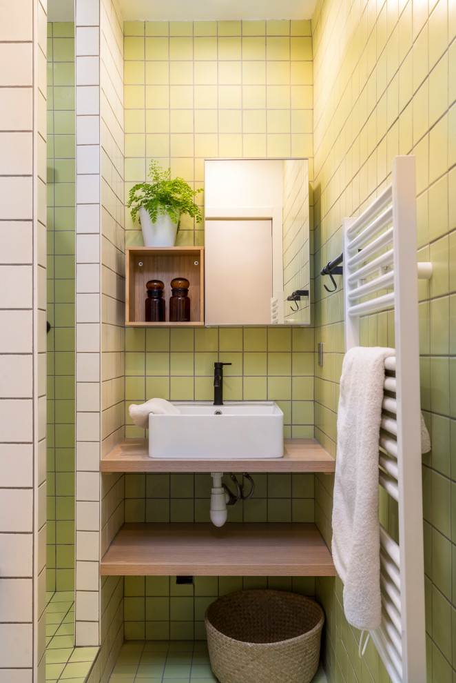 Идея дизайна: ванная комната в современном стиле с настольной раковиной, столешницей из дерева, зеленым полом, зеленой столешницей и тумбой под одну раковину