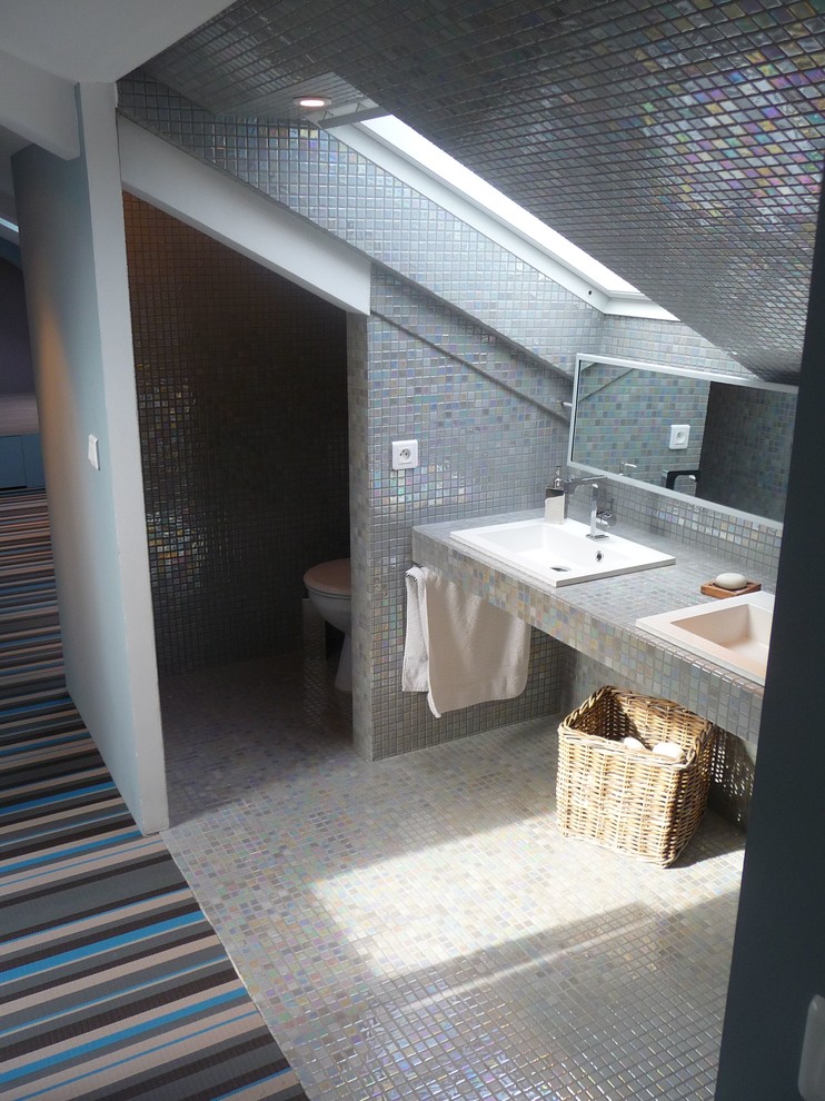 Inspiration pour une salle d'eau design de taille moyenne avec une douche à l'italienne, mosaïque, un sol en carrelage de terre cuite, un plan vasque et un mur gris.